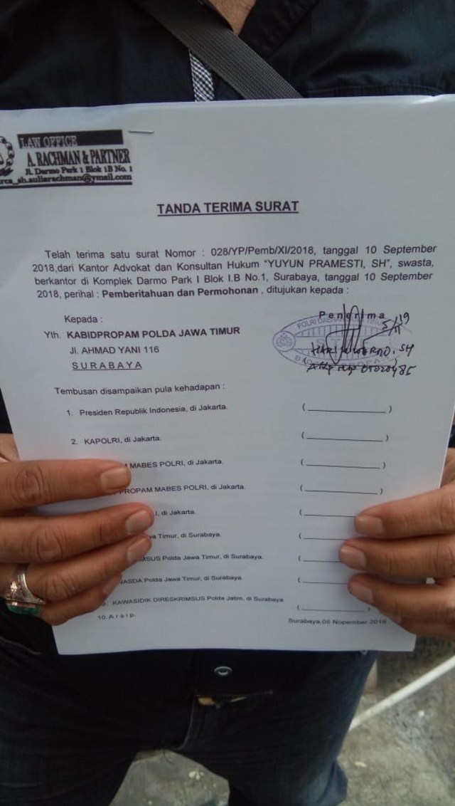 Tanda terima surat aduan dua penyidik Polda Jatim ke Propam Polda Jatim. Foto: Yuana Fatwalloh/kumparan