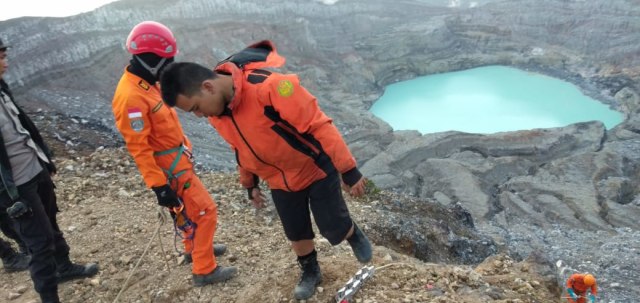 Proses evakuasi yang dilakukan oleeh TIm Sar gabungan. (foto: Tim SAR)