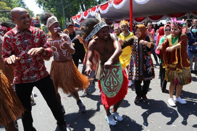 Wali Kota Risma saat menari dengan warga Papua