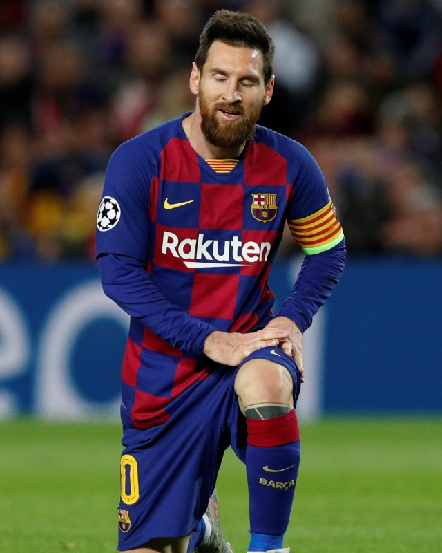Messi kesal dan memejamkan matanya. Foto: REUTERS/Albert Gea