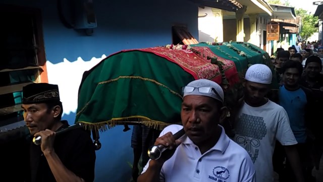 Pemakaman jenazah korban tertimpa atap ambruk sekolah SDN Gendong Kota Pasuruan