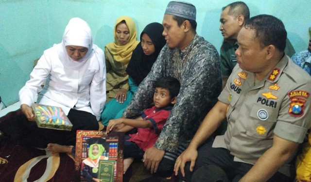 Gubernur Khofifah bersama keluarga Irza Almira (8), salah satu korban tewas dalam ambruknya atap SDN Gentong Kota Pasuruan