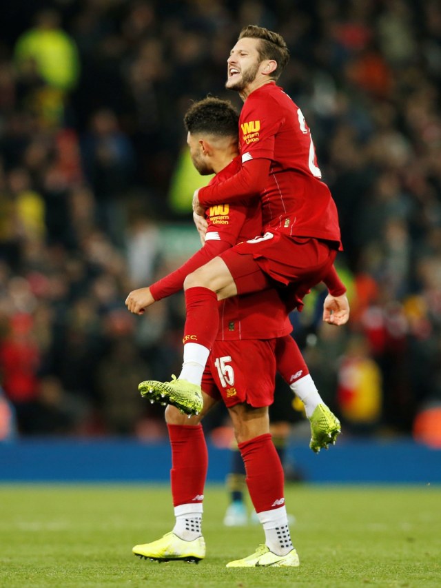 Alex Oxlade-Chamberlain dan Adam Lallana merayakan gol ke gawang Arsenal. Foto: Reuters/Andrew Yates
