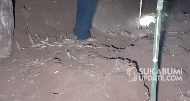 Retakan tanah akibat bencana pergerakan tanah terjadi di Kampung Cikupa RT 22/03, Desa Pagelaran, Kecamatan Purabaya, Kabupaten Sukabumi. | Sumber Foto:Istimewa.