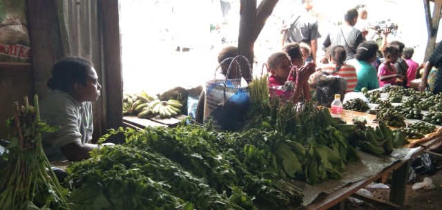 Minim modal, mama papua hanya bisa jualan hasil kebun di pasar, foto : Ana