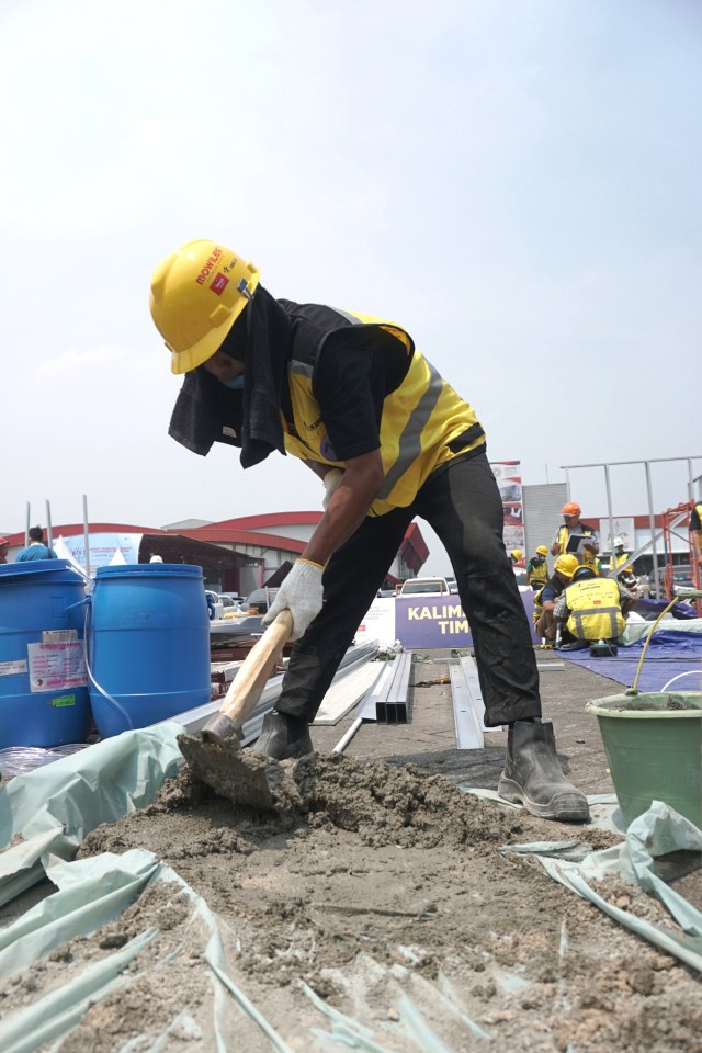 Peserta menyelesaikan konstruksi bangunan di Kompetisi Konstruksi Indonesia di Jakarta Internasional Expo, Kemayoran, Jakarta (6/11). Foto: Iqbal Firdaus/kumparan 