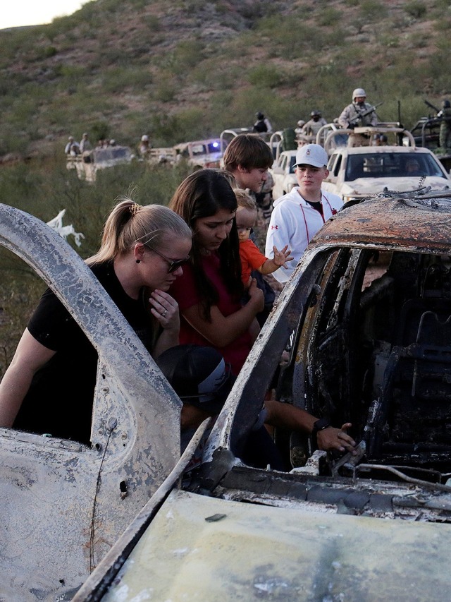 Keluarga melihat mobil milik salah satu keluarga Mormon Meksiko-Amerika yang terbakar karena diserang oleh orang tidak dikenal, di Bavispe, Sonora, Meksiko, Selasa (5/112019). Foto: REUTERS/Jose Luis Gonzalez