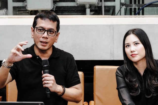 Mereka tampak kompak mengenakan pakaian casual berwarna hitam ketika berbincang dengan puluhan media. Foto: Instagram @wishnutama