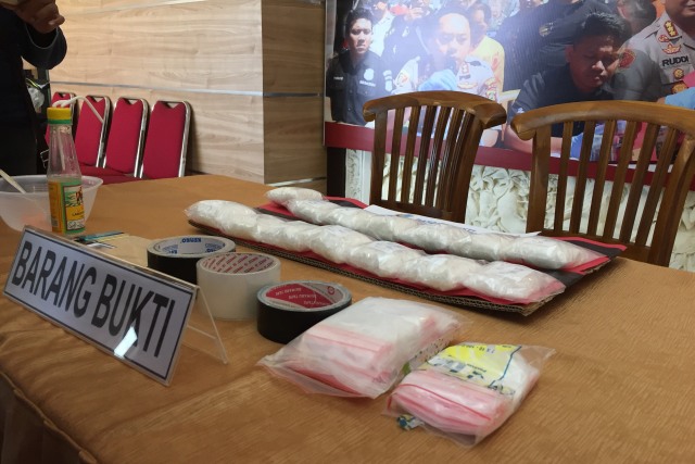 Barang bukti yang diamankan dari tersangka kurir narkoba Willy Jenawi. Foto: Denita br Matondang/kumparan