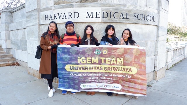 5 mahasiswa asal Sumsel saat berlaga di ajang iGEM di Boston, AS. (foto: Humas Pemprov Sumsel)