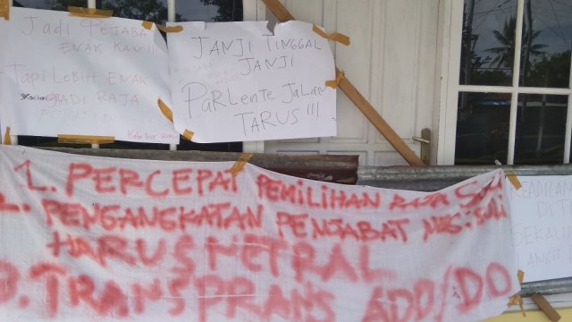 Warga Desa Suli, Kecamatan Salahutu, Kabupaten Maluku Tengah menyegel Kantor Desa Suli, Rabu (11/6) (Foto: ambonnesia) 