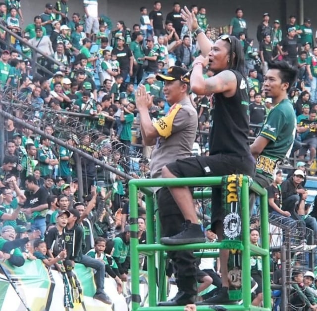 18 Tahun Jadi Dirigen Bonek, Agus Bimbim Tak Lelah Suarakan Perdamaian