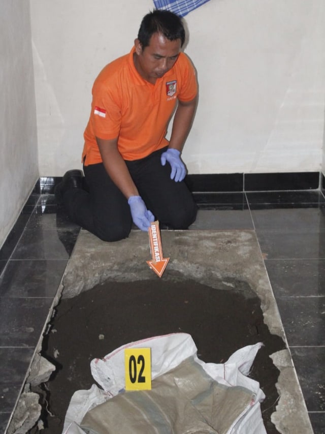 Polisi membongkar jenazah Surono yang dibeton di musala rumahnya di Jember. Foto: Dok. Istimewa 