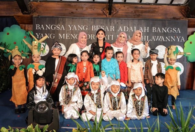 Anak-anak dan beberapa guru di sekolah Yuni Shara saat pentas seni dalam rangka Hari Kartini. (Foto: Instagram @cahayapermataabadi)