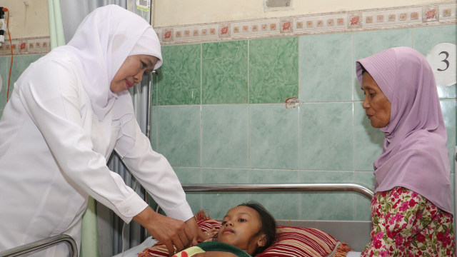 Gubenur Jawa Timur Khofifah Indar Parawansa menyambangi korban ambruknya SDN Gentong. Foto: Yuana Fatwallah/kumparan