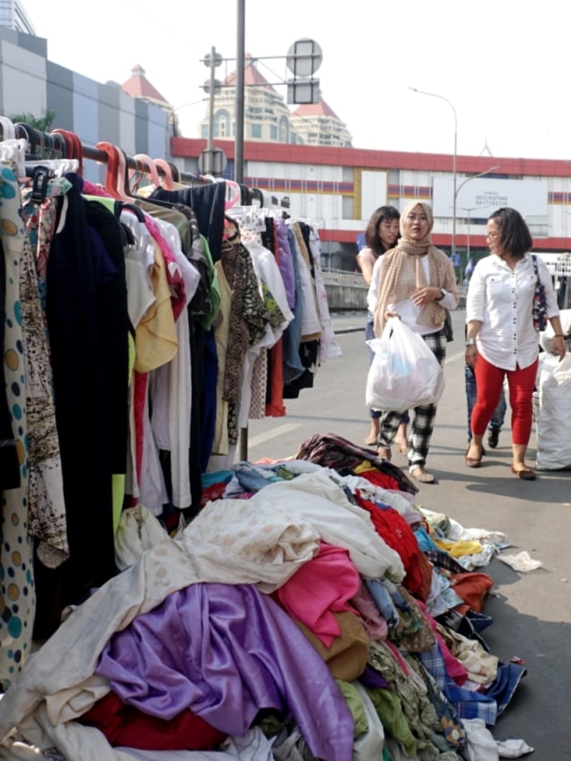 Sejumlah pengunjung mengunjungi pedagang pakaian bekas di kawasan Jalan Pasar Senen, Jakarta. 
 Foto: Iqbal Firdaus/kumparan