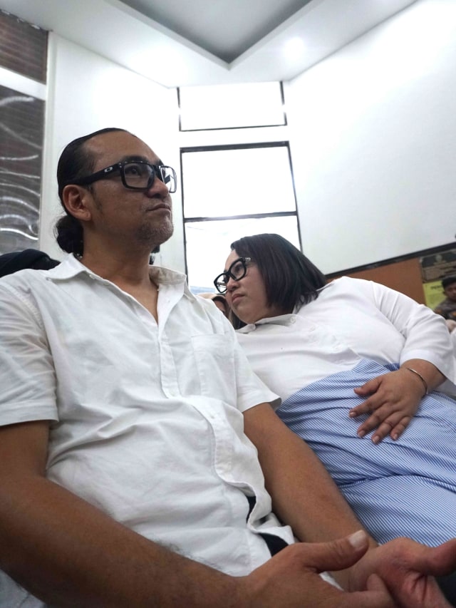 Komedian Tri Retno Prayudati alias Nunung dan suaminya July Jan Sambiran bersiap menjalani sidang lanjutan di Pengadilan Negeri Jakarta Selatan.  Foto: Irfan Adi Saputra/kumparan 