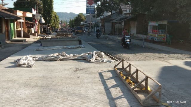 Pengecoran jalan dalam Kota Bumiayu, Brebes sepanjang 4,16 kilometer masih terus dikerjakan. (Foto: Reza Abineri)