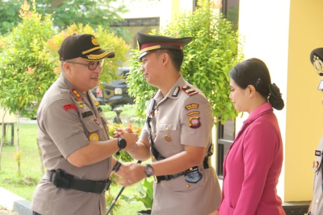 Kapolres Singkawang memberikan ucapan selamat kepada IPTU Agustana Eka Kusuma. Foto: Dok Hi!Pontianak