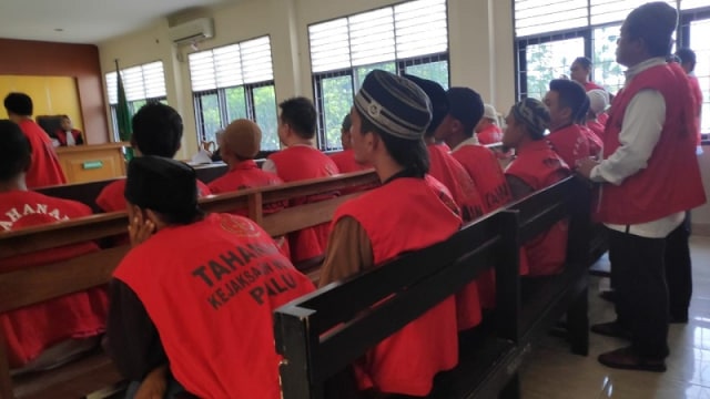 Para terdakwa saat menunggu pembacaan putusan di Pengadilan Negeri Palu, Jalan Samratulangi, Kota Palu, Sulteng, Rabu (6/11). Foto: Ikram/PaluPoso