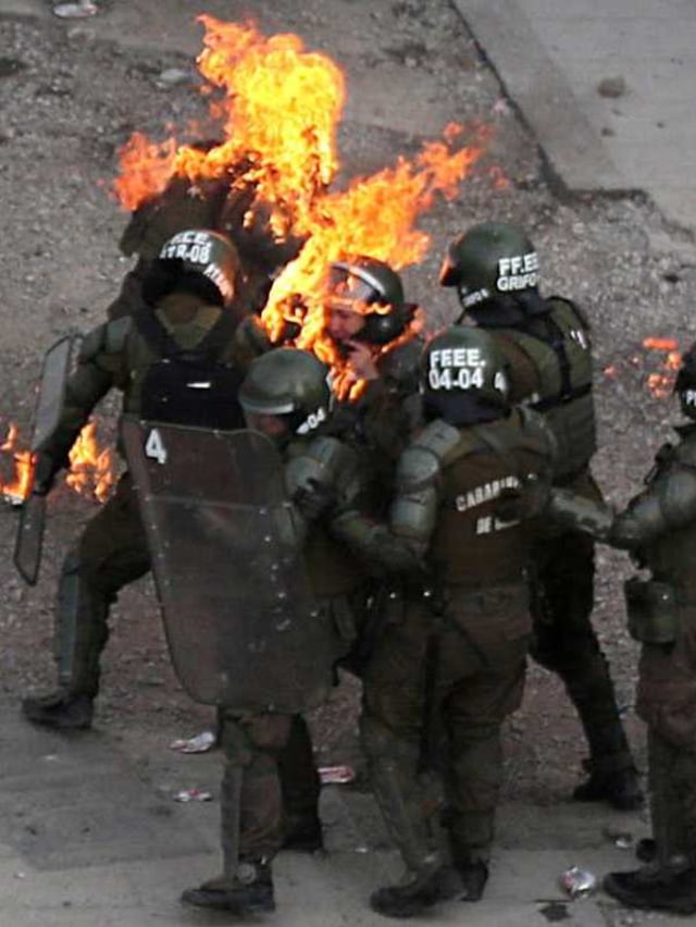 Kondisi polisi wanita yang terkena bom molotov saat menghalau pendemo di Santiago, Chile, Senin (4/11/2019). Foto: REUTERS/Ivan Alvarado