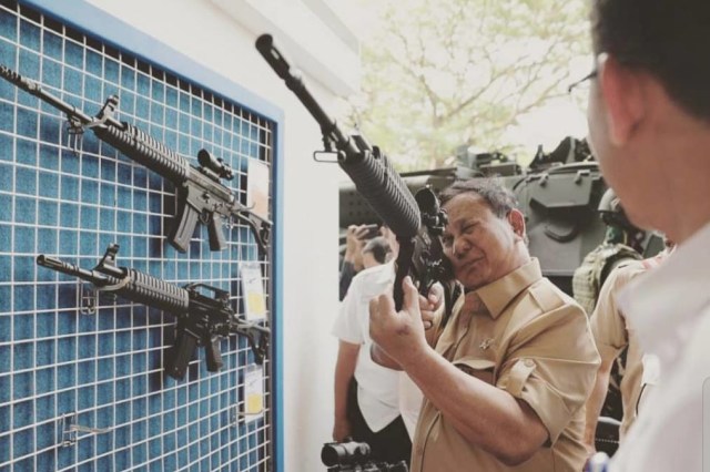 Menteri Pertahanan Prabowo Subianto (kanan) mencoba senjata saat kunjungan kerja ke PT PINDAD di Bandung.  Foto: Dok. Kementerian Pertahanan 