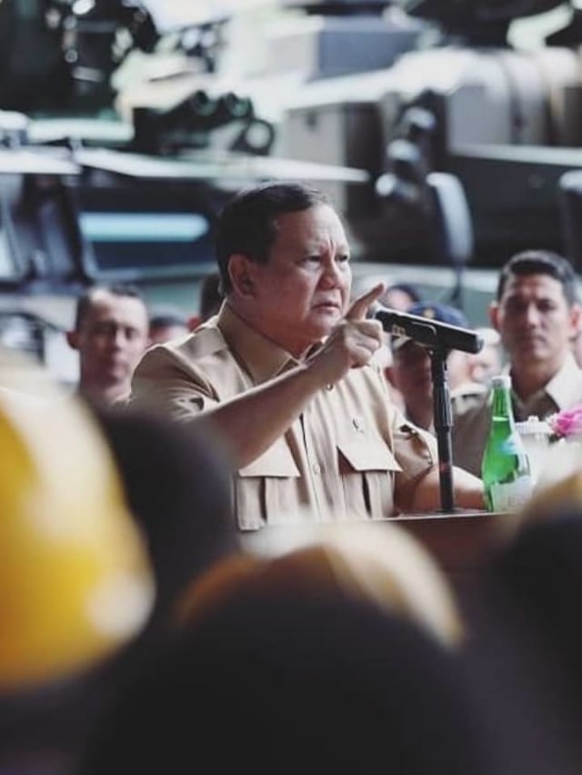 Menteri Pertahanan Prabowo Subianto memberikan sambutan saat kunjungan kerja ke PT PINDAD di Bandung.  Foto: Dok. Kementerian Pertahanan 