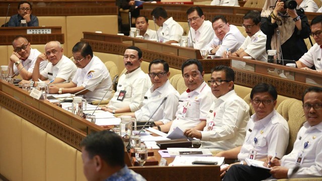 Mendagri Tito Karnavian (tengah) saat mengikuti rapat kerja dengan Komisi II DPR di Kompleks Parlemen, Senayan, Jakarta, Rabu (6/11).  Foto: Dok. Kemendagri 