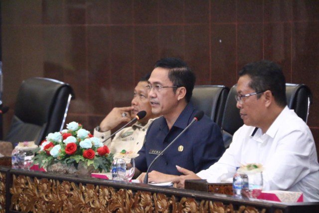 Sekretaris Daerah Kota Palembang, Ratu Dewa saat memimpin rapat persiapan Porprov Sumsel. (foto: Humas Pemkot Palembang)