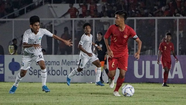 Pemain Timnas Indonesia U-19 David Maulana berusaha melewati pemain timnas Timor Leste U-19 pada laga Pra Piala Asia di Stadion Madya GBK, Jakarta.  Foto: Jamal Ramadhan/kumparan 