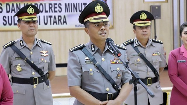 Kombes Pol Ibrahim Tompo saat upacara serah terima jabatan Kabid Humas Polda Sulawesi Utara. Tompo sendiri akan bertugas sebagai Kabid Humas Polda Sulawesi Selatan