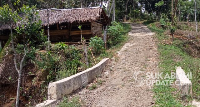 Jalan desa penghubung dua kampung di Desa Kalapanunggal, Kecamatan Kalapanunggal, Kabupaten Sukabumi, rusak parah | Sumber Foto:Syahrul Himawan