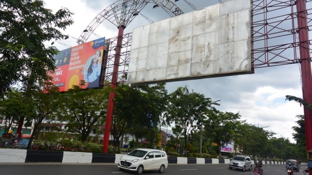 Reklame bando yang dilarang Pemko Banjarmasin. Foto: Syahbani/banjarhits.id