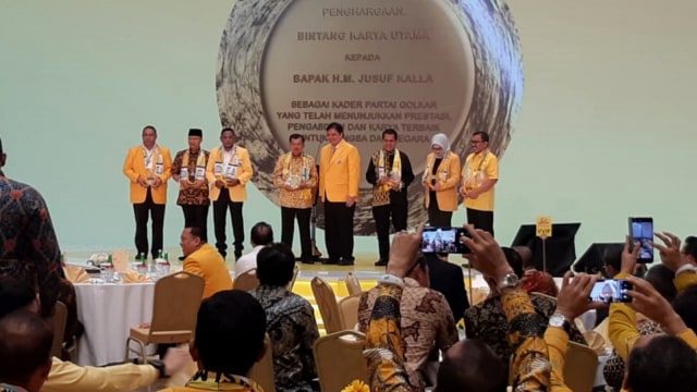 Ketua Umum Golkar Airlangga Hartarto memberikan penghargaan kepada kader senior Golkar Jusuf Kalla,  Foto: Ricad Saka/kumparan