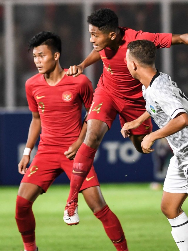 Pemain timnas Indonesia U-19 Muhammad Fajar Fathur (kedua kanan) melakukan sundulan yang menghasilkan gol ke gawang timnas Timor Leste U-19 pada laga babak kualifikasi grup K Piala Asia U-19 2020 di Stadion Madya Gelora Bung Karno, Senayan, Jakarta, Rabu (6/11/2019). Foto: ANTARA FOTO/Hafidz Mubarak A
