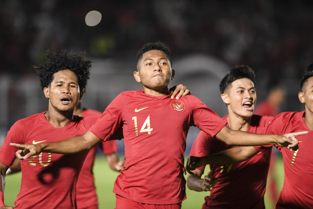 Pemain timnas Indonesia U-19 Muhammad Fajar Fathur (tengah) bersama rekan-rekannya melakukan selebrasi seusai mencetak gol ke gawang timnas Timor Leste U-19 pada laga babak kualifikasi grup K Piala Asia U-19 2020 di Stadion Madya Gelora Bung Karno, Senayan, Jakarta, pada tahun 2019. Foto: ANTARA FOTO/Hafidz Mubarak A