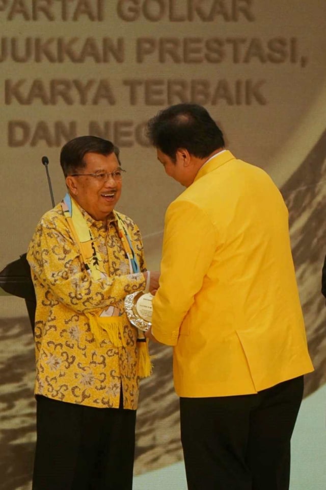 Ketua Umum Partai Golkar, Airlangga Hartarto bersalaman dengan Jusuf Kalla di acara HUT Golkar ke 55 di Jakarta, Rabu (6/11). Foto: Fanny Kusumawardhani/kumparan
