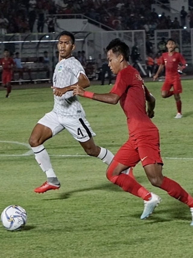 Pemain Timnas U-19 Indonesia Mochammad Supriadi berusaha melewati pemain Timor Leste pada laga Pra Piala Asia di Stadion Madya GBK, Jakarta. Foto: Jamal Ramadhan/kumparan