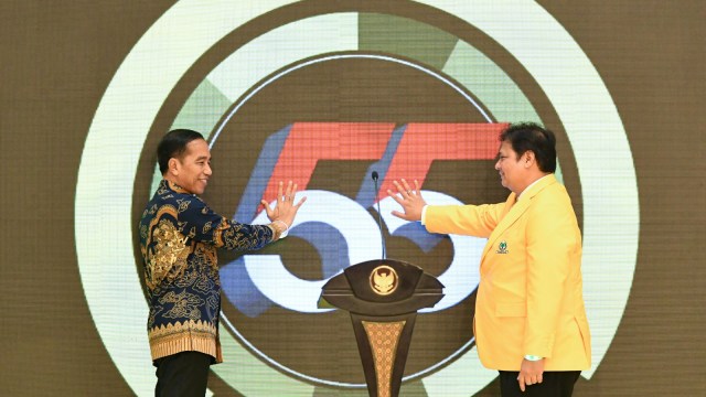 Presiden Joko Widodo (kiri) bersama Ketua Umum DPP Partai Golkar Airlangga Hartarto saat membuka peringatan HUT ke-55 Partai Golkar, Jakarta, Rabu (6/11/2019). Foto: ANTARA FOTO/M Risyal Hidayat