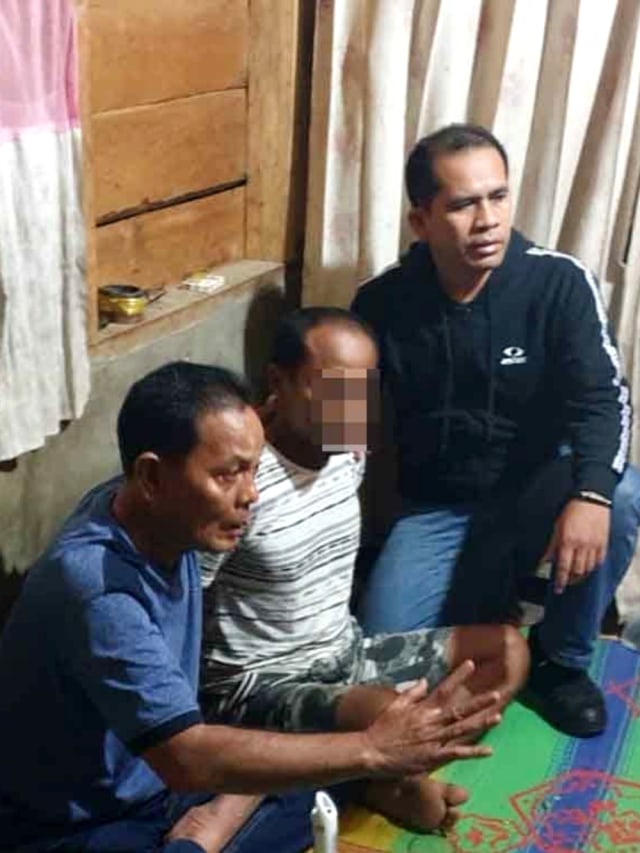 Tersangka pembunuh aktivis di Kabupaten Labuhanbatu, DS (tengah)  ditangkap polisi. Foto: Dok. Istimewa