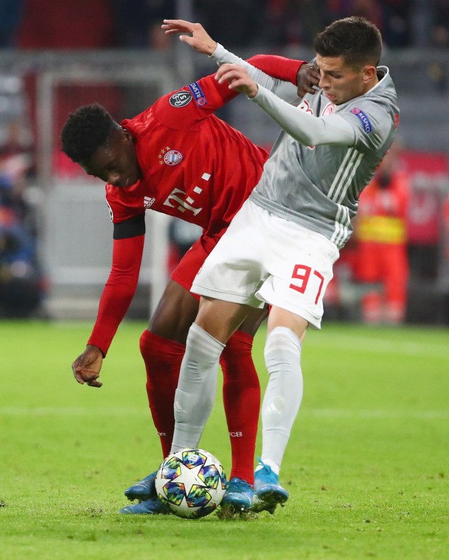 Pemain Bayern Muenchen dan Olympiacos sedang berduel. Foto:  REUTERS/Michael Dalder