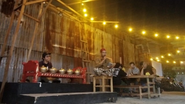 Burdah Dawu yang membaca syair Maulid Nabi dipadu musik gamelan di Kampung Buku Banjarmasin, Rabu malam (6/11/2019). Foto: M Rahim/banjarhits.id