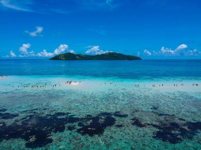 5 Pantai Di Indonesia Yang Tawarkan Sensasi Berjalan Di Tengah Laut Kumparan Com