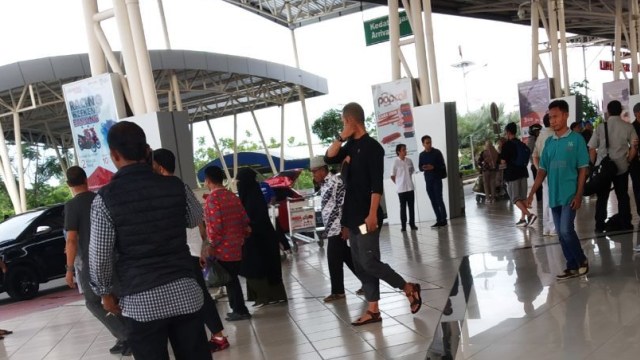 Suasana kedatangan mantan narapidana teroris Tini Susanti Kaduku alias Umi Fadil, di Bandara Mutiara Sis Aljufri Palu, Sulawesi Tengah, Kamis (7/11) sekitar pukul 06.50 WITA. Foto: Istimewa