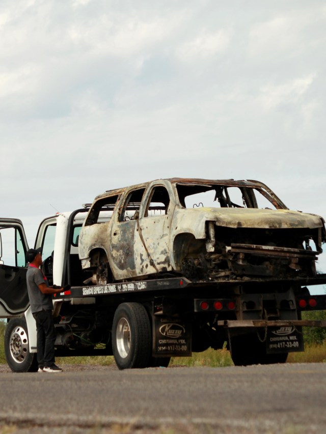 Kendaraan yang terbakar, milik anggota keluarga Mormon Meksiko-Amerika yang terbunuh, di Bavispe, Meksiko. Foto: REUTERS/Jose Luis Gonzalez