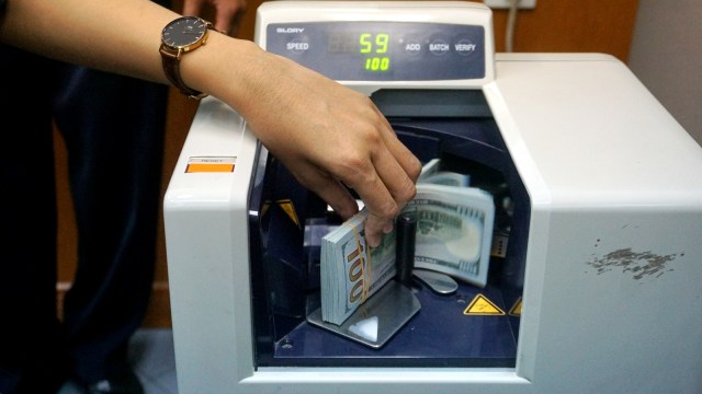Gunakan Karet Bukan Staples saat Setor Uang Kertas ke Bank, Ini Sebabnya (76191)