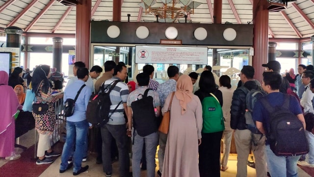 Kepadatan penumpang di ruang tunggu imbas pembatalan dan delay maskapai Sriwijaya, di Bandara Soekarno Hatta, Kamis (7/11/2019). Foto: Abyan Faisal/kumparan
