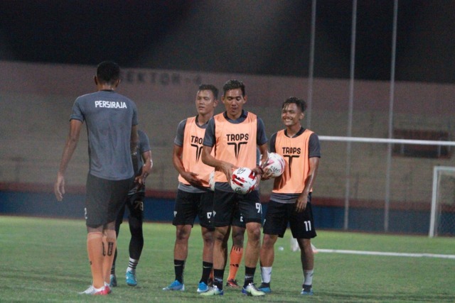 Pemain Persiraja Banda Aceh melakukan latihan resmi (official training) di Stadion Gelora Delta, Sidoarjo, Rabu malam (6/11). Foto: Dok. Persiraja