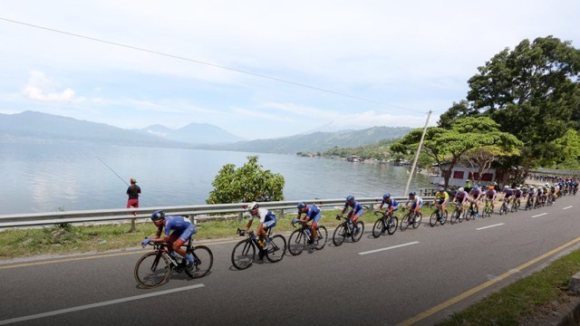 Para pembalap melintasi tepian Danau Singkarak (Foto: Tim Media TdS 2019)