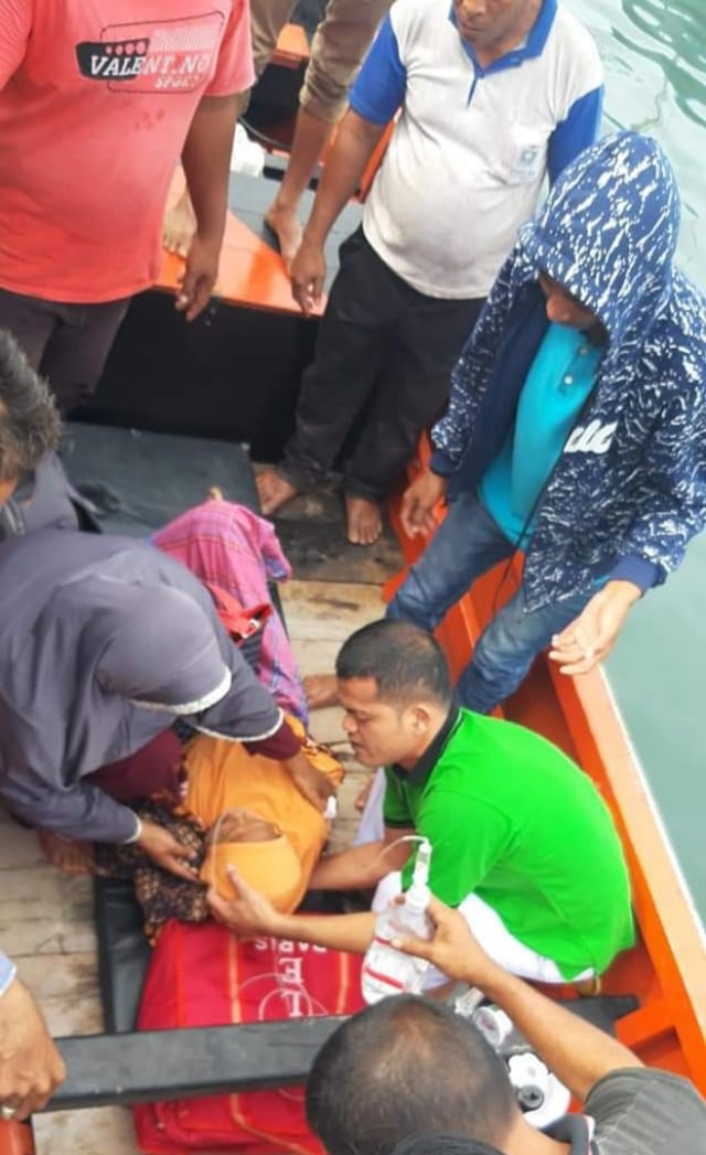 Maknu, warga Pulo Aceh harus dirujuk ke rumah sakit ke Banda Aceh dengan menggunakan perahu nelayan, Kamis (7/11). Foto: Istimewa